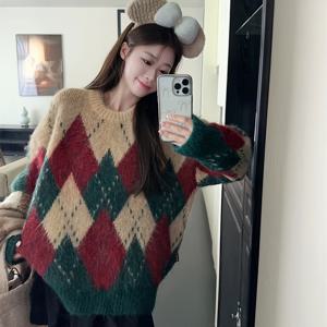 TEMU 2025년 가을/겨울 한국 스타일 패셔너블 캐주얼 여성 크리스마스 스웨터 - 라운드넥, 루즈핏 긴소매, 대비되는 브러시 처리된 패턴, 골지 자카드 디자인 특징. 트렌디한 브랜드의 편안하고 고급스러운 풀오버는 완벽합니다.