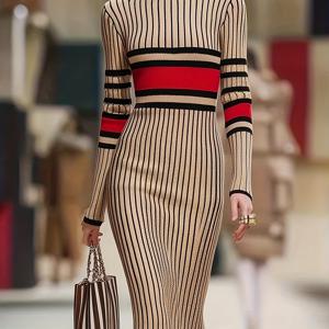 TEMU 여성 가을 겨울 스웨터 원피스, 우아한 스탠드 칼라, 컬러 블록 블랙 & 레드 , 핏, 버튼 디테일, 포장 가능, 피부 친화적, 사무실 및 출퇴근 필수템, 소녀스러운 미니미엄 및 볼륨감 있는 몸매에 어울림, 세련된 여성들을 위한 스타일리시한 업무복|가을원피스