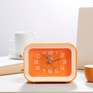 TEMU 1개 직사각형 배터리 작동 알람 시계 | 투명한 큰 숫자, 조용한 틱 소음 없음, 침실, 욕실, 책상에 적합 - 학생, 할로윈, 노동절, 파티 장면에 이상적 | 클래식 데스크탑 시계, 여행용 시계, 침대 옆 시계