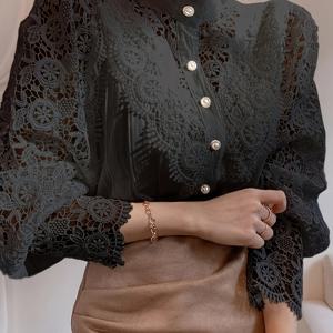 TEMU 여성을 위한 빈티지 스타일의 화이트 레이스 셔츠. 루즈하고 캐주얼한 핏, 속이 빈 코바늘 꽃무늬 패턴, 긴 소매가 특징입니다.