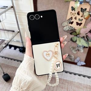 TEMU 삼색 하트 모양의 리본 + 진주 손목 스트랩 폰 케이스, 삼성용으로 적합한 창의적인, , 그리고 유니크한 풀 보호 커버, 갤럭시 Z Flip3, 갤럭시 Z Flip4, 갤럭시 Z Flip5, 갤럭시 Z Flip6, 및 갤럭시 Z Flip7용.