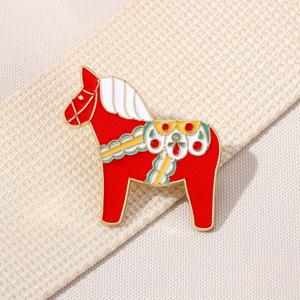 TEMU 1개 귀여운 만화 말 에나멜 핀 - 빨간색 & 멀티컬러 말 브로치, 골드 액센트, 튼튼한 아연 합금 라펠 핀 (재킷, 모자, 가방용) - 말 애호가, 크리스마스, 할로윈, 추수감사절 완벽한 선물 - 귀여운 동물 액세서리, 배지, 핀버튼, 브로치 여성, 핀뱃지, 핀 뱃지, 뱃지