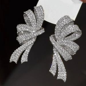 TEMU 여성 결혼식 및 약혼식에 완벽한 고급스럽고 반짝이는 풀 세트 인조 지르코니아 보우 타이 펜던트 귀걸이입니다. 우아한 파티 및 모임에 적합한 정교하게 제작된 주얼리이며, 아름다운 선물로도 좋습니다.