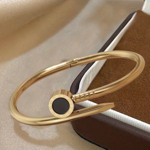 TEMU 고급스러운 팔찌, 냉간 압착 스테인리스 스틸로 제작되었으며, 정교하게 수공예로 제작된 빈티지 디자인을 특징으로 합니다. 파티, 일상복, 휴일 또는 생일 선물로 이상적이며, 이 제품은 고급스러운 럭셔리성을 담고 있습니다.