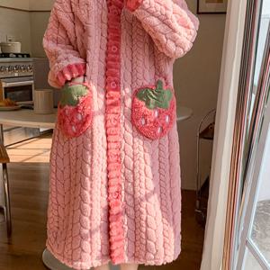 TEMU 가을/겨울 스타일 미드 길이 캐주얼 홈웨어, 따뜻한 안감 두꺼운 코랄, 딸기 포켓 버튼업 V넥 나이트가운, 달콤하고 귀여운 심플 패션. 추수감사절, 크리스마스, 발렌타인데이, 어머니날 선물. 여성용 나이트가운/로브/수면복 (바지 미포함)|여성원피스|가을원피스