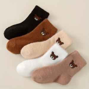 TEMU 1/5쌍 가을 겨울 밍크 플러시 양말 여아용, 곰돌이 캐릭터 패턴, 패셔너블하고 귀여운 디자인, 겨울용 아동 하이탑 양말, 집에서 사용하기 편한 플리스 양말, 편안하고 부드럽고 따뜻한 베이비 양말, 카키 색상, 아늑한 홈웨어,추운 날씨용 양말,장난기 넘치는 디자인,스타일리시 어린이 의류,플러시 원단,편안한 착용감,겨울 필수품,어린 소녀들