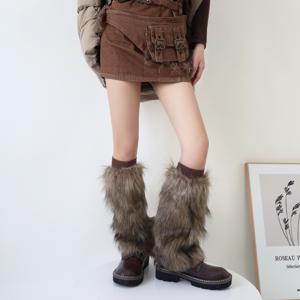 TEMU 빈티지 시크룩을 연출하는 레트로 모던 스타일의 브라운 인조 레그 워머. 긴 부츠를 착용하여 따뜻하고 슬림하게 보이도록 완벽합니다.