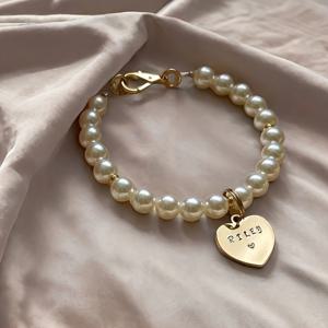 TEMU 반려동물을 위해 디자인된 모조 다이아몬드와 진주가 장착된 하트 모양의 목걸이입니다. 이름을 선택할 수 있는 옵션이 있으며 트렌디한 스타일로 제작되어 강아지 애호가를 위한 선물로 완벽합니다. 사용자 정의가 가능합니다.