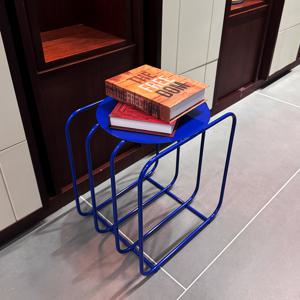 TEMU 공간 절약형 코너 선반, 거실, 침실, 사무실에 적합 - 내구성 있는 금속 프레임, 디자인, 고품질 표면, 소형 공간에 이상적, 미니멀 라이프스타일, 미니멀 데코, 미니멀 스타일, 커피 테이블, 책장, 공간 절약형 가구,침실 정리,메탈 코너 선반,컴팩트 스토리지 유닛,매끄러운 표면,현대적 스타일,도시 생활,아파트 거주자|책꽂이|책장