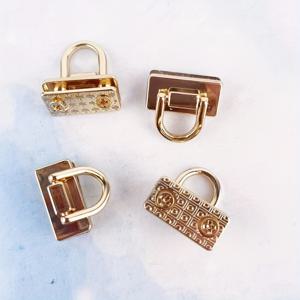 TEMU D링이 있는 세련된 메탈 후크 4개 세트. 손잡이 가방에 어깨 스트랩을 연결하는 데 완벽합니다. 이 플러그인 하드웨어 조각은 나사와 함께 제공되며, 핸드백 및 여행 액세서리 프로젝트, 지갑 제작에 이상적입니다.