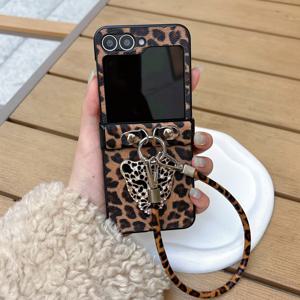 TEMU 폰 케이스: 고급 패션 여성용 프린트 접이식 폰 케이스 + 팔찌 세트, 갤럭시 Z 플립 7/6/5/4/3 호환