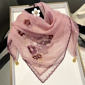 TEMU 우아한 자수 꽃무늬 디자인의 섬세하고 얇은 스카프. 미끄럼 방지용 자석 걸쇠가 장착되어 있습니다.
