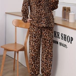 TEMU 새롭게 디자인된 가을/겨울용 포근하고 두꺼운 라운지웨어 세트. 루즈핏의 프린트 긴소매 상의와 바지로 구성되어 있으며, 부드러운 코랄 플리스 소재로 제작되었습니다.