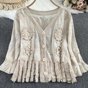 TEMU 버튼 디자인과 속이 빈 코바늘 헴, 3분袖가 있는 스타일리시한 가디건입니다. 탄성 있는 레이스 커프스가 있는 이 제품은 프랑스의 우아함과 심플함을 구현합니다.