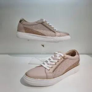 [에스콰이아] 여성 발편한 펀칭 키높이 스니커즈 굽5센치 PFCSHZ563