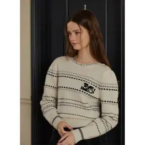 [에고이스트] EQ4KL265 백 리본 포인트 자카드 라운드 풀오버 니트 (24년 겨울)