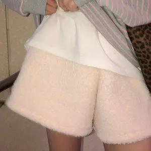 [모코블링]몽글 양털 숏팬츠 밴딩팬츠 반바지 숏팬츠 양털팬츠 스트랩팬츠 삿포로코디