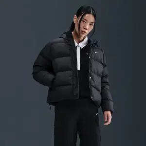 나이키 덕다운 메트로 써마 루즈핏 오리털 후드 숏패딩 (010)