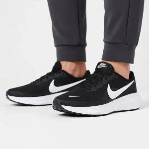 [나이키] 레볼루션8 발볼넓은 와이드핏 운동화 남성러닝화 블랙화이트