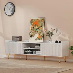 본지 홈 70인치 플럭티드 TV 스탠드 최대 75인치 TV용 슬라이딩 도어 및 수납이 가능한 모던 화이트