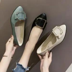 [하프클럽/]여성 기본 골드버클 플랫슈즈 포인트 모던 데일리