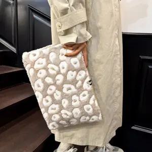 여성 가방 가을 겨울 뽀글이 슬림핏 클러치 빈티지 태블릿 파우치 N04Z4P OP2