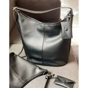 헤지스액세서리 헤지스 액세서리 [[25FW]] HIBA5F858BK [아이코닉] 데일리 블랙 호보 숄더백 L (카드참 SET