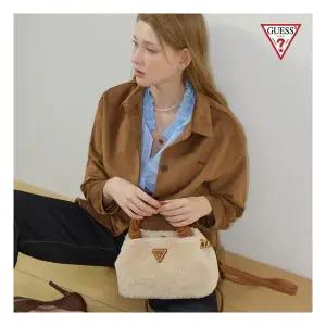 게스 [앱10% ]25FW 글로벌 직수입 정품 퍼 숄더백