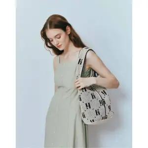 국내매장판 헤지스 가방 핸드백 크로스백 숄더백 선물포장니트백추천 아이보리 시그니처 패턴 니트 HIBA3F7