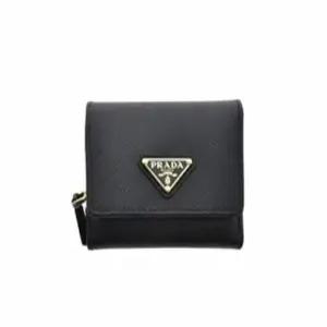 프라다 24FW 1MH044QHHF0002 사피아노 로고 반지갑 PRADA