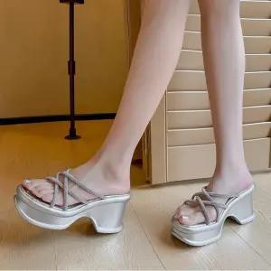 여성 트렌디 아이템 신발 웨지힐 샌들 실버 큐빅 슬리퍼 빅 컴포트 통굽 웨지 힐 부담 없이키높이 신어보기