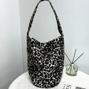 호피 원통 숄더백 레오파드 가방 아이보리 (WFK43DQ)