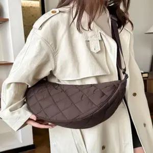 여성 크로스백 발수성 누빔 원단 반달형 보부상 가방 (WFJ5TMS)