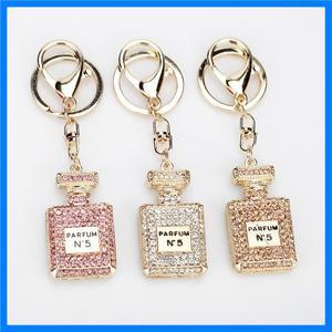 크리 에이 티브 패션 라인 석 자동차 펜던트 열쇠 고리 전체 DiamondPerfume 병 여성 가방 펜던트 액세서리