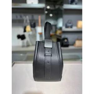 쿠론 [파주점] 파사드 폰드(Facade Pond) 버킷 토트백 15 RCBTX24162BKX