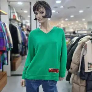 베네통/애플아울렛/모100% 소매 레터링 브이넥 니트 /BAKP13411