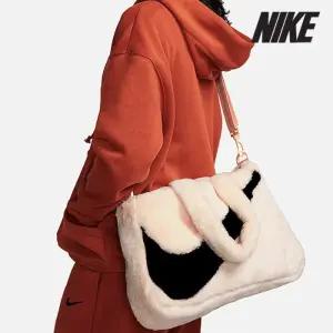 [세일] 나이키 가방// FB3050-838// 스포츠웨어 인조 퍼 토트백(10L)