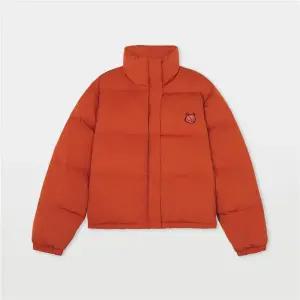 메종키츠네 볼드 폭스 헤드 패치 크롭 패딩 LW02207WQ4016 P898