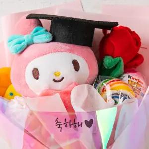 산리오 마이멜로디 인형 꽃다발 레터링문구 졸업식 수료식 학사모 킨더조이 사탕 롤리팝 꽃다발 선물 포장