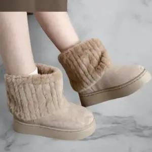 [옷자락]여성 앵클 퍼 장식 둥근 밑창 부츠