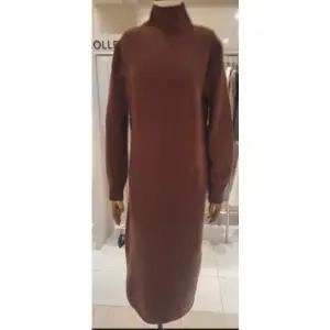 [아이잗컬렉션](타임스퀘어점패션관)울 반넥 볼륨 원피스 (CRBE1OP641)