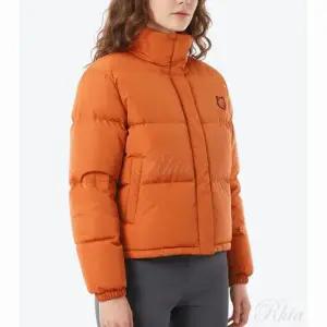 메종키츠네 볼드 폭스헤드 패치 나일론 크롭 푸퍼 LW02207WQ4016 P898