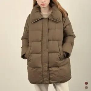 올리비아로렌 / 중기장 다운 점퍼 VVCKD4WA281 / 애플아울렛 ( 와인 카키 )