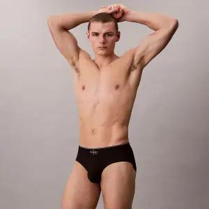 [롯데백화점]캘빈클라인 (NB4493-UB1)남성 CK 그래픽 마이크로 힙브리프