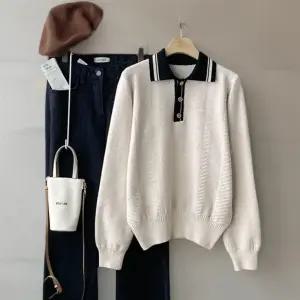 여성 비스코스 컬러 배색 버튼 카라 니트