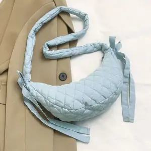 여성 퀄팅 반달 크로스 백 핸드폰 여행 가방 블루