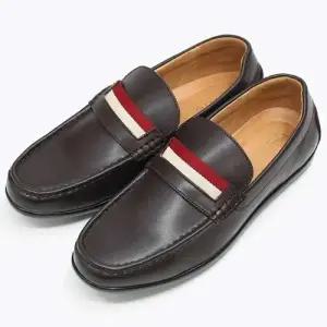 소가죽 원단 투톤 밴딩 포인트 슬립온 디자인 구두 WE6CDB5