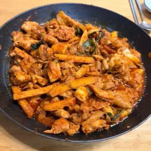 통나무집닭갈비 춘천 닭갈비 밀키트 캠핑 (철판닭갈비 야채포함 2인분 800g 1팩)