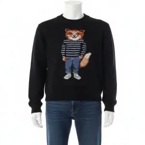 [메종키츠네]MAISON KITSUNE 25FW DRESSED FOX INTARSIA WOOL JUMPER PW00812KH0002-P199 드레스드 폭스...