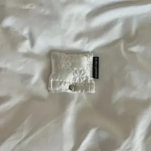 아트박스/인 데오 스페라무스 샤틴 에어팟케이스 (Satin airpods case)